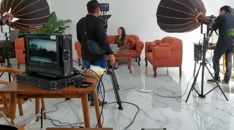 Team Daner Picture Sedang Melakukan Proses Liputan Berita Dengan Host Wanita